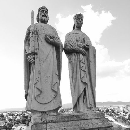 die Statue von Stephan I. und Gisela von Bayern